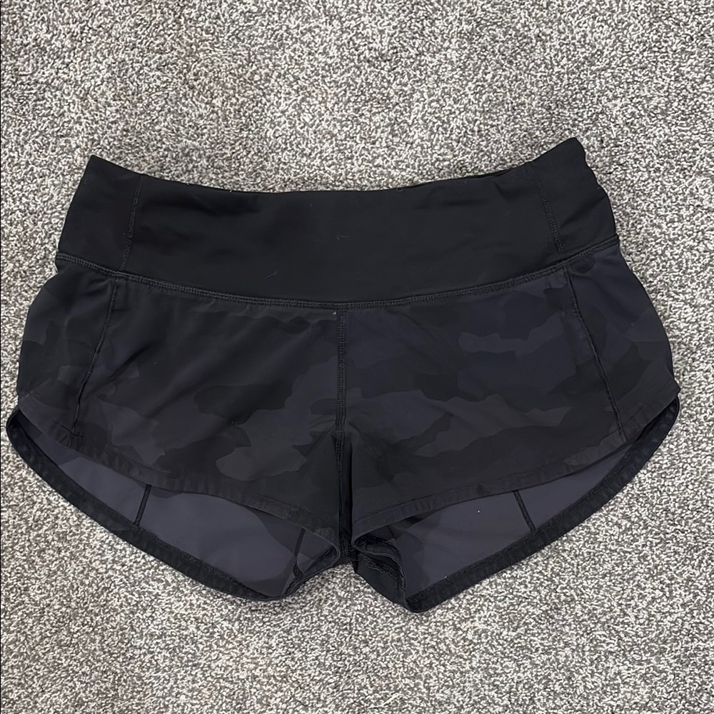 Lululemon low rise speed up shorts 2.5” inch | size 2 | black camo